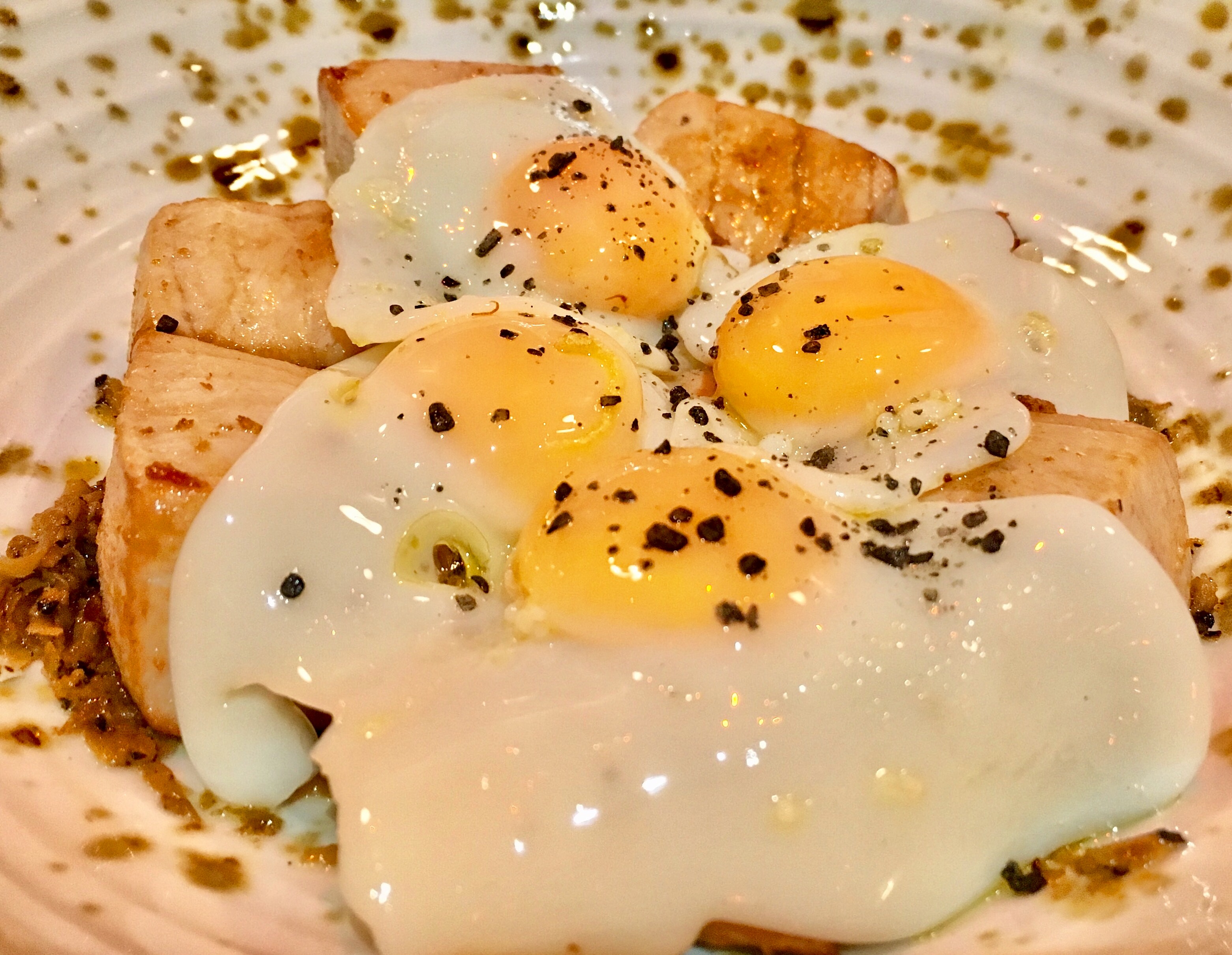 Taco de ventresca de atún con huevos de codorniz
