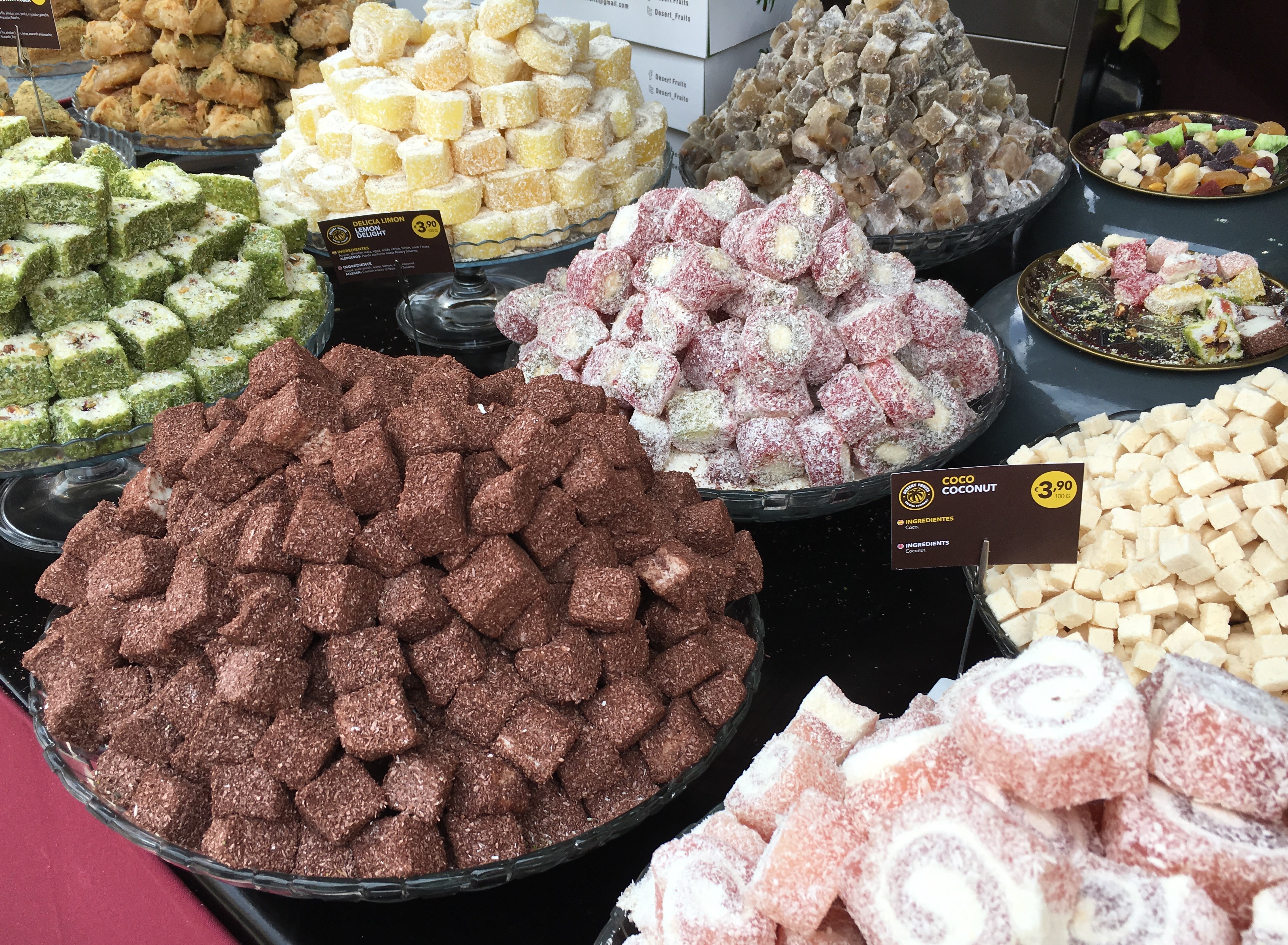 Parada de dulces en el mercado medieval